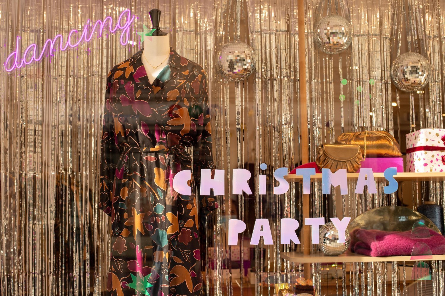 Christmas Party s’affiche en vitrine - Des Petits Hauts