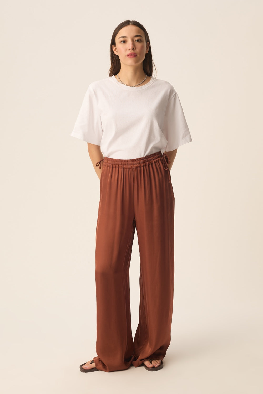 PANTALON PATTE D'ÉLÉPHANT EN SATIN NOIR FEMME PANTALON PATTE D'ÉLÉPHANT EN SATIN NOIR FEMME